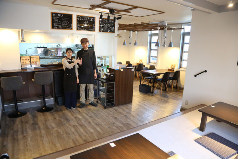 温かく迎えてくれる千さん・三井さんご夫妻。店内はおふたりでリノベーションしたとか！
