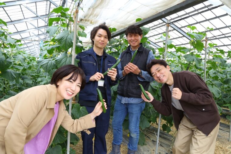 生産者の三富さん（写真右から2番目）とJA新潟かがやきの小池さん