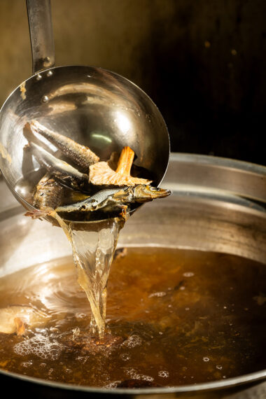 ダシは厳選素材から丁寧に引かれる