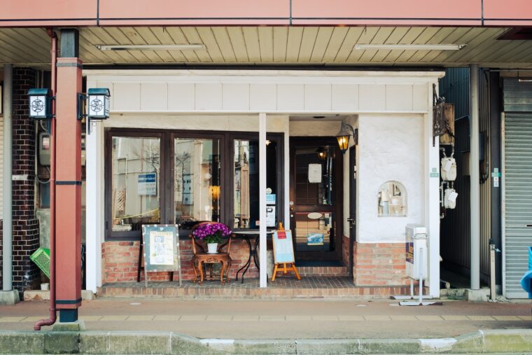 三条市の商店街の通り沿いにひっそり息づくカフェ フルール