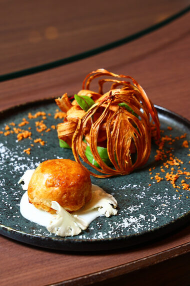 玉ネギでA5ランクのサーロインステーキを包んだ『新潟和牛サーロインステーキとパイ包み焼き』