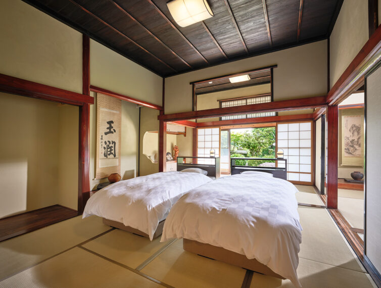 庭園を望む縁側に面したベッドルーム。窓から朝日がやさしく差し込む