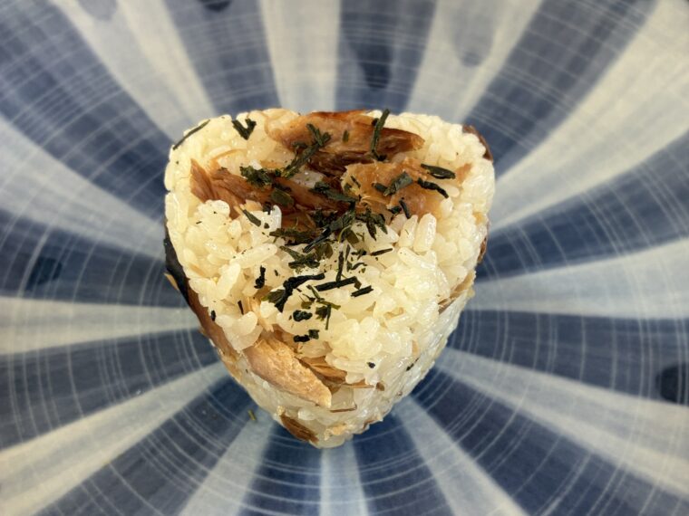 『村上・笹川流れの粗ほぐしサバと茶めしおにぎり』（塩むすび付き。500円）