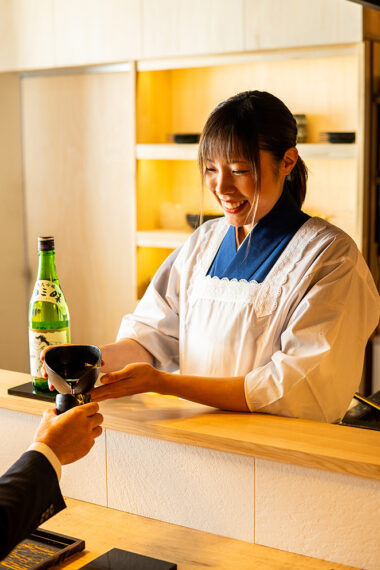 女将は釣り好きにはおなじみのYouTubeチャンネル『釣りなじ』でサラとして活躍