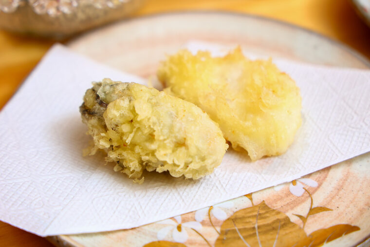 佐渡産カキの天ぷら。濃厚なカキのうまみがたまらない