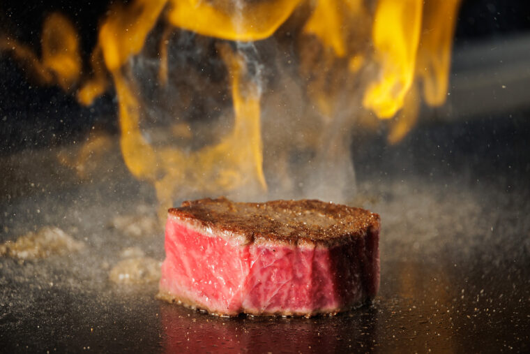 ステーキは絶妙な焼き加減で