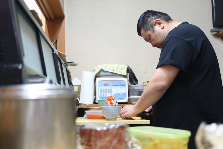 ネタを丁寧に盛り付ける2代目の岡崎雅也さん