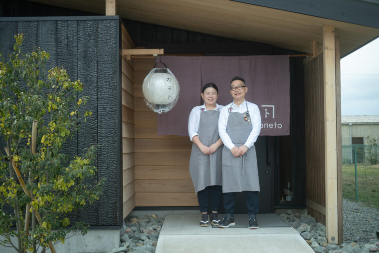「天気のいい日はテラスで食事をお楽しみください」と水飼さん夫婦。おふたりとの会話も楽しみのひとつです