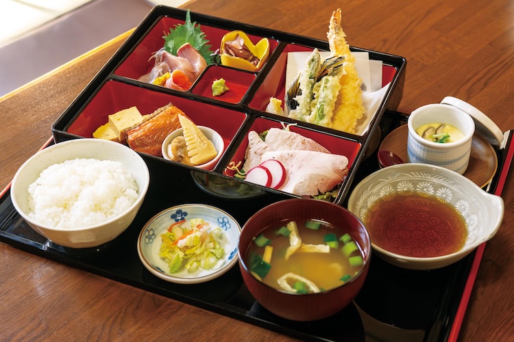 提供店：ごはん処 ひかり菜『ひかり菜弁当』（2,150円）