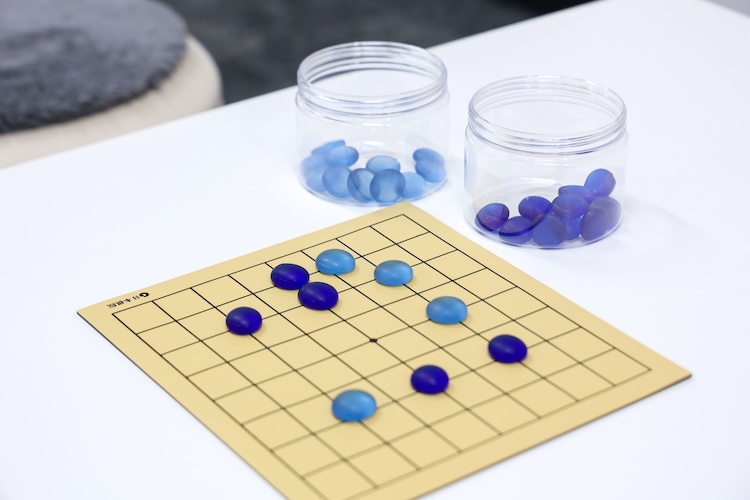 初心者はマス目の少ない碁盤からスタート。こんな色の碁石もあります