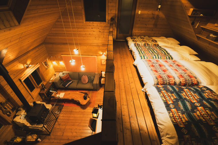 階段を上がった先のロフトが寝室。 薪ストーブの熱が上がってポカポカです！