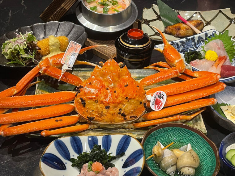 刺身や一 品料理も付くボリューム満点な『茹蟹コース』（12,100円）も人気