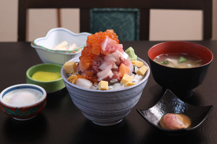 名物の『岡ざき マウンテン丼』（1,980円）