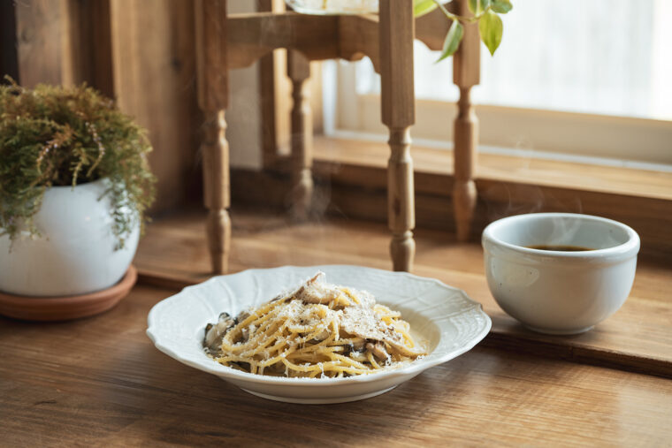 取材時のおすすめは『加茂湖産カキとキノコのクリームパスタ』