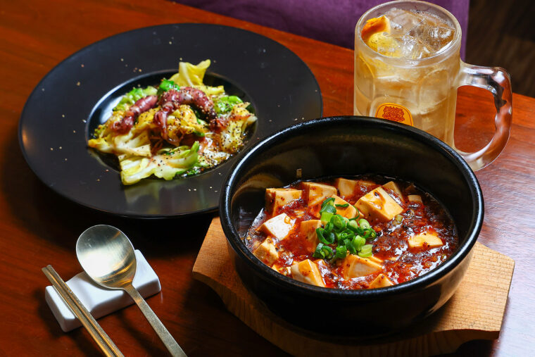 『春キャベツとホタルイカの黒胡椒炒め』（奥・1,000円）、『四川風麻婆豆腐』（手前・950円）