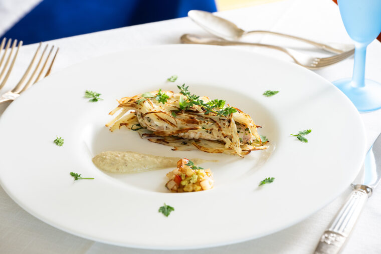 『鏡鯛のハーブ焼きプロヴァンサル』。ハーブの香りが食欲をそそる