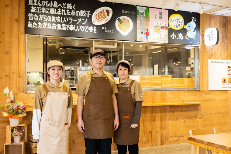 「いつ来られても安定した味を」と店長の荒納繁浩さん（写真中央）。