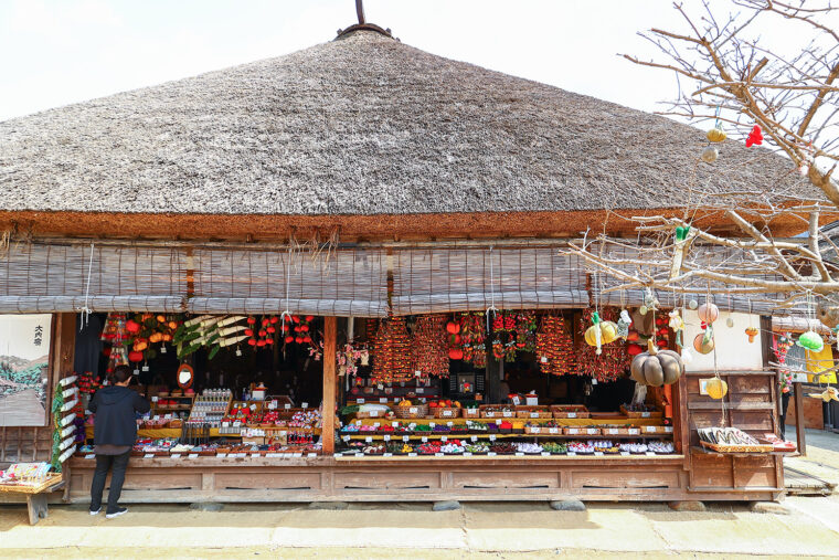 目移りしてしまうほど種類豊富なちりめん雑貨がズラリ　