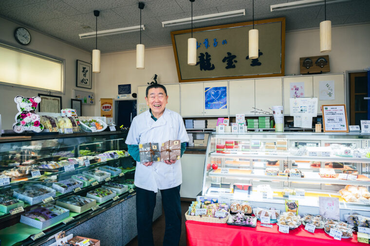 「瓦割りのようにチョップして割る方もいるらしいです（笑）」と笑って話す2代目の齋藤康治さん