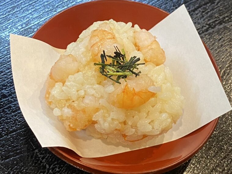 『天バラ茶飯おにぎり』（『紅コース』（11,000円）または『彩コース』（8,800円）の食事として提供）