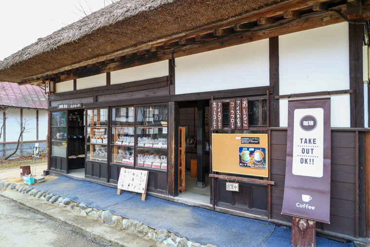 店頭では駄菓子も販売しています