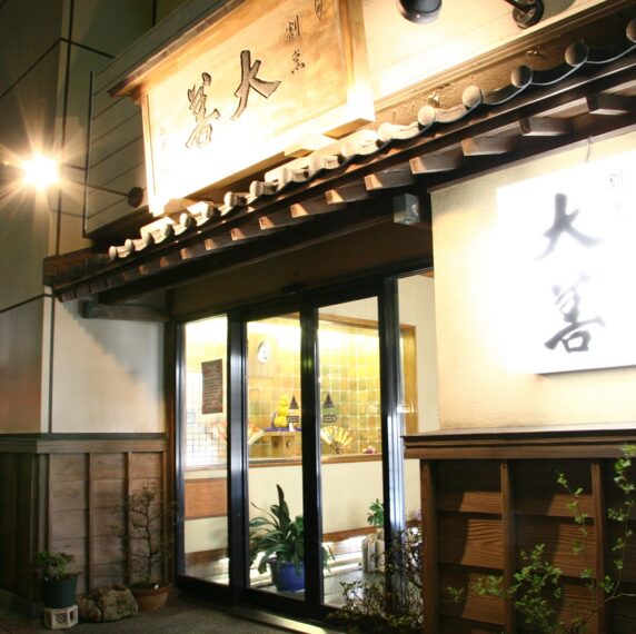 東堀通りのこの看板を目印に