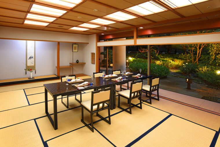 部屋はすべて座敷個室となっており4～16名収容可能。イス席と座椅子席、要望に応じて対応してくれる。なお、結納やお祝いなどの際は、撮影やお土産などの手配も依頼できる