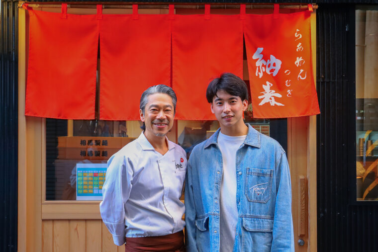 食後に齋藤さんとパチリ！　店内には取材を記念して書いた中尾さんのサインも飾られているはずなので、ぜひ探してみてください!!