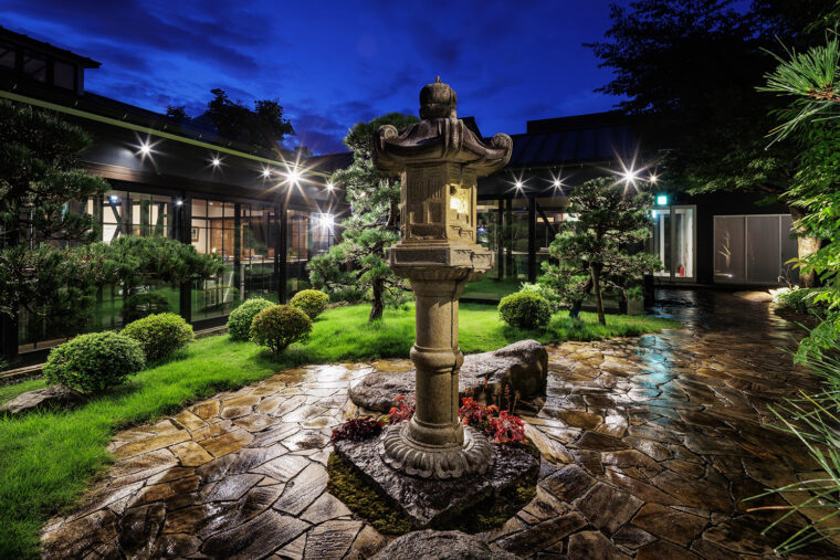 ライトアップされた日本庭園と迎賓館として使われていた洋館とのコントラストも素敵