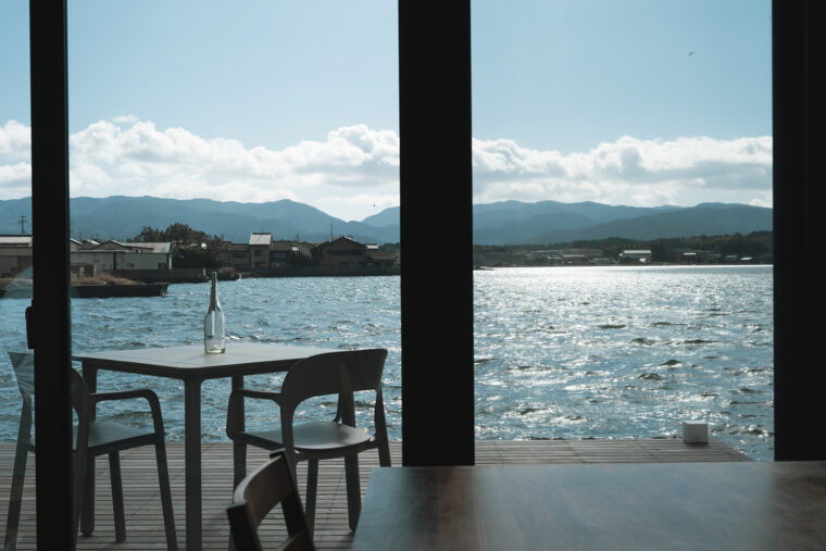 屋外には素敵なテラスが！　日曜は12時から完全予約制のランチ営業。昼の景色もまた格別です