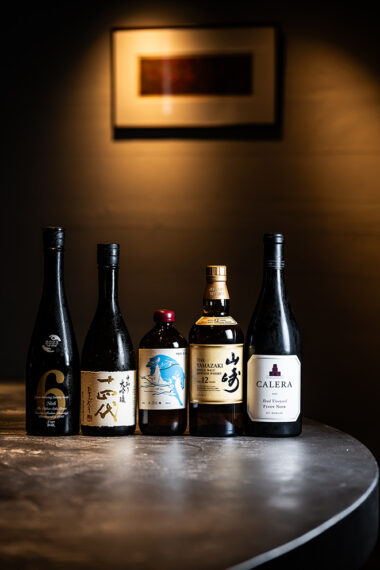 日本酒は新政、 加茂錦の荷札酒など、県内外から厳選。 国内外のナチュラルワインも充実