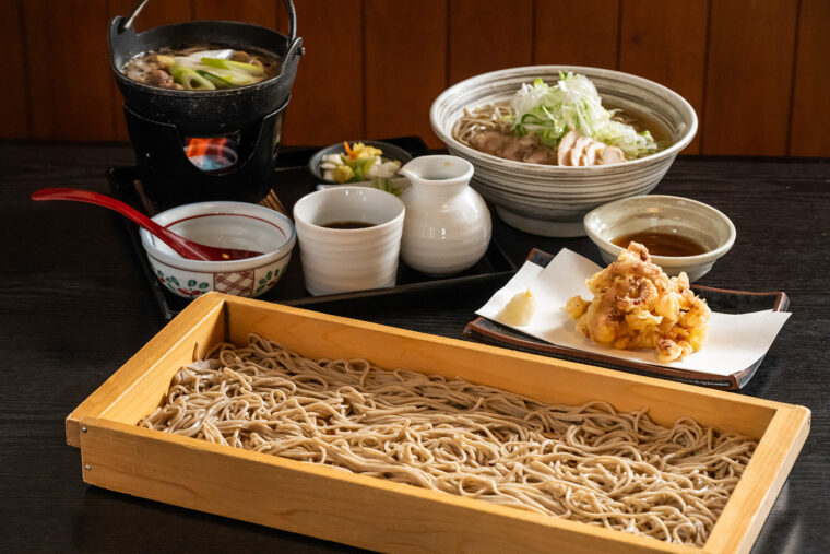人気の2品に山形名物『ゲソ天』（440円（）を添えて