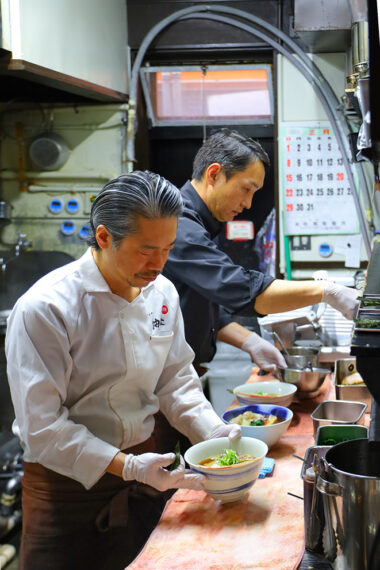 手前が店主・齋藤雄司さん