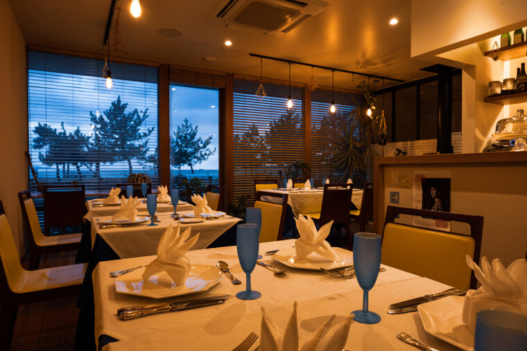 地中海のレストランをイメージ。窓から見える海に心奪われます！