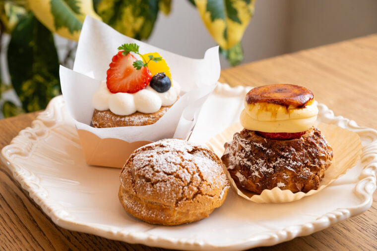 季節のフルーツで作る『フルーツシュー』（上写真左・561円）、期間限定の『越後姫のブリュレシュー』（写真右・529円）、阿賀野市産の全粒粉を使った『ZAKUシュー』（写真手前・367円）