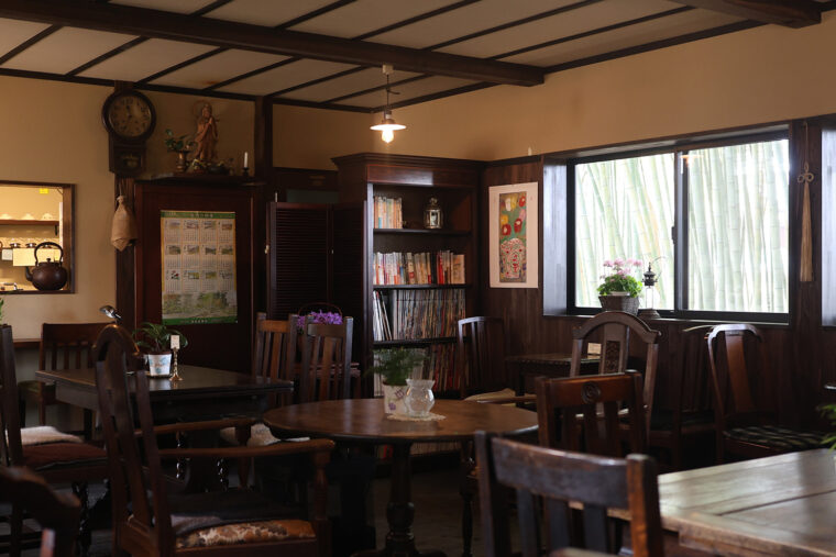 窓の外には竹林が広がり、木漏れ日が差し込む