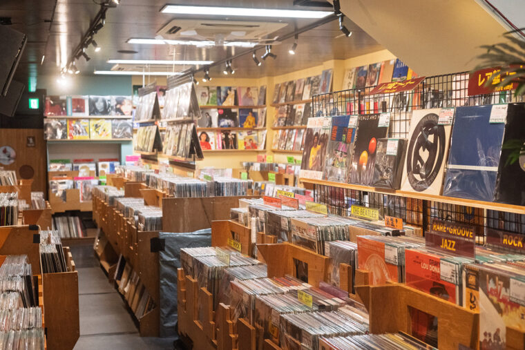 おもに1階にはレコード、2階にはCDやDVDが並んでいる