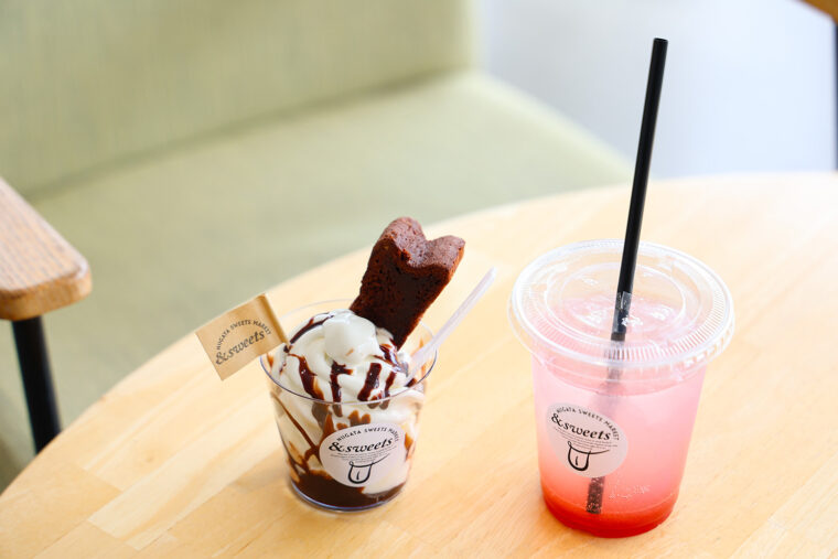 『Soft Serve Ice Cream ガトーショコラ』（左・650円）と『ストロベリーソーダ』（400円）