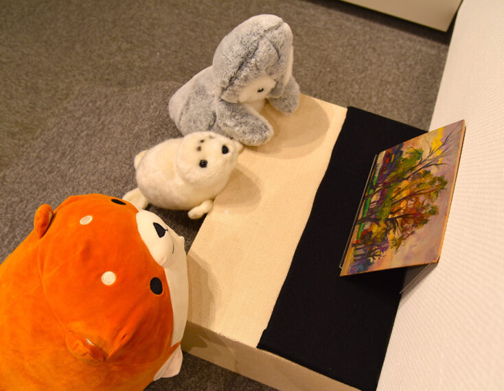 お気に入りのぬいぐるみが作品を鑑賞している様子にほっこりすること間違いなしです！