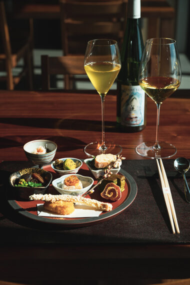 前菜の盛り合わせ。 うつわは北沢窯の無名異焼　