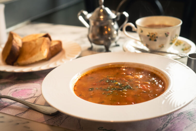 モーニングの『Dセット』（980円）。ラタトゥイユのスープがメイン