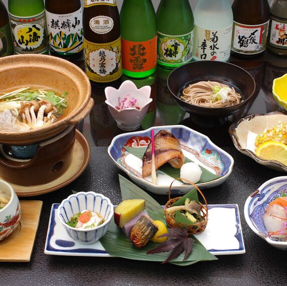 日本酒やビールなど2時間飲み放題と、前菜、焼物、お造り、 揚物、蒸物、水菓子、食事の7品が付く『会席フルコース』