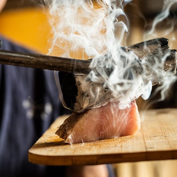 刺身に備長炭を当てる「炭焼き霜造り」の様子。圧巻の風景だ