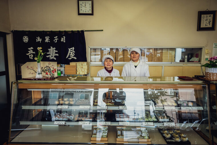 母娘で店を切り盛りする新保京子さんと裕子さん