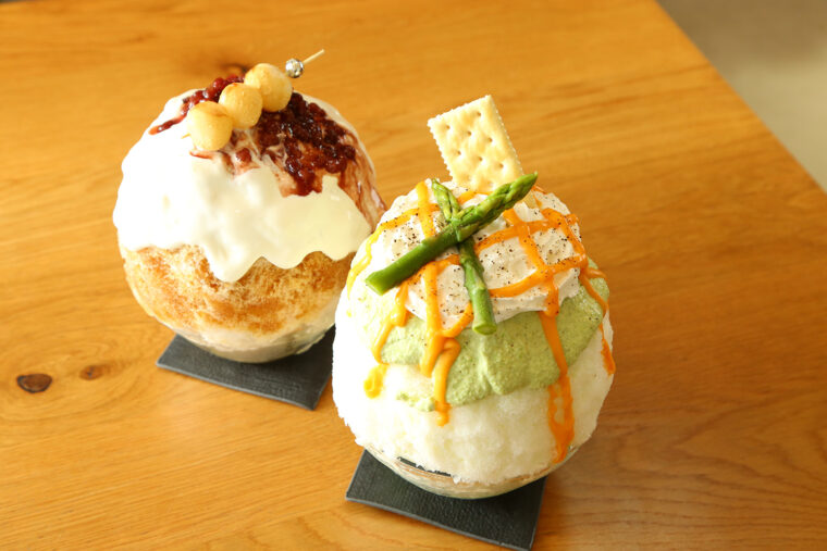 『アスパラチーズかき氷』（手前・1,500円）と 『黒蜜きな粉レアチーズかき氷』（1,500円）