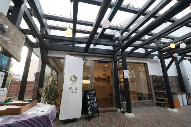 商家の蔵を改装したテナントショップ内にある