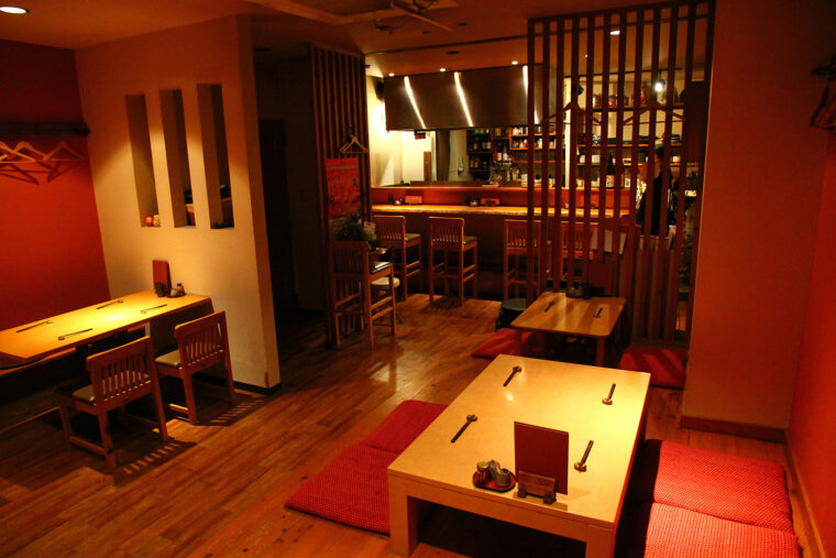 カウンターとテーブル、小上がりがある