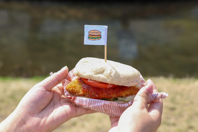 『マスバーガー』（650円）。テイクアウトも可