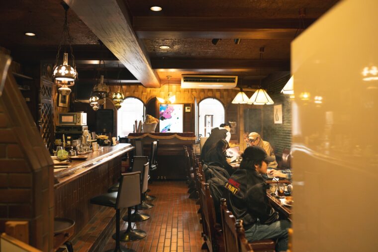 数少ない喫煙可能店として、愛煙家が集う