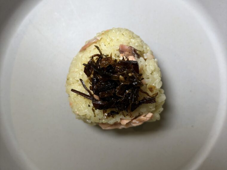 『村上茶飯と塩引鮭の粗ほぐし混ぜご飯』（432円）